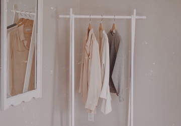 How to Build a Capsule Wardrobe with 10 Essential Pieces?